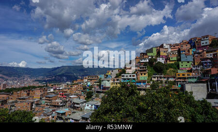 Panorama des maisons colorées dans la Comuna 13, à Medellin (Colombie) Banque D'Images