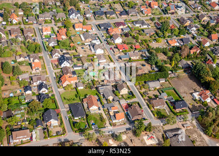 Vue aérienne d'une banlieue allemande avec des rues et de nombreuses petites maisons pour familles, photographié par un gyrocopter Banque D'Images