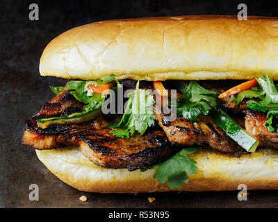 Bahn mi vietnamien rustique sandwich porc Banque D'Images