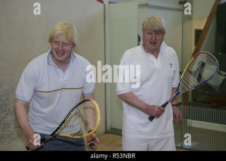 Boris et Stanley Johnson sur le sentier de la campagne du parti conservateur dans la région de Devon en 2005 Photo d'Archive Banque D'Images