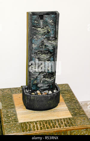 Fontaine intérieure chute d'ornement Banque D'Images