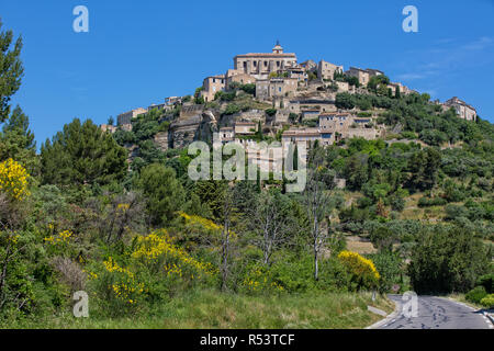 Gordes - un beautilfull village perché. Vue sur Gordes, un petit village pittoresque de Provence, Luberon, Vaucluse, France Banque D'Images