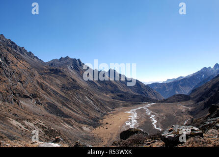 Une vallée de haute montagne dans l'Est du Népal Banque D'Images