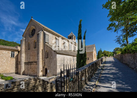 Entrée de l'Abbaye Notre-Dame de Sénanque. L'église abbatiale du monastère Notre-Dame de Sénanque, Provence, Gordes, Luberon, Vaucluse, France Banque D'Images