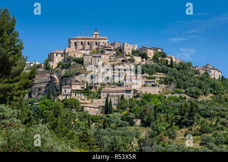 Gordes le village sur le rocher. Vue sur Gordes, un petit village pittoresque de Provence, Luberon, Vaucluse, France Banque D'Images