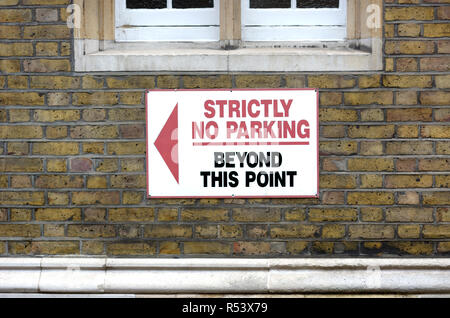 Signe de la circulation dans la région de Temple, le centre de Londres, Angleterre, Royaume-Uni. Strictement aucun parking gratuit au-delà de ce point Banque D'Images