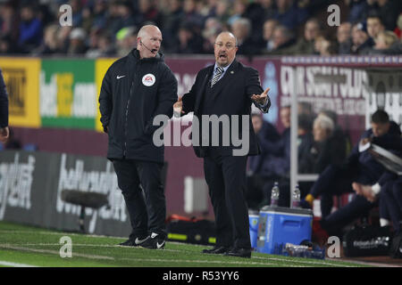 Newcastle United manager Rafa Benitez met un point à Simon Hooper le quatrième officiel au cours de la Premier League match entre Newcastle United et Burnley à Turf Moor, Burnley le lundi 26 novembre 2018. (Crédit : MI News & Sport Ltd | News Alamy) ©MI News & Sport | Alamy Banque D'Images