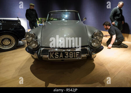 Londres, Royaume-Uni. 29 Nov, 2018. 1966 Techniciens préparer une Citroën DS 21 Decapotable (est. GBP150,000-180,000). Aperçu de la vente de 'Fine Collectors' Motor Cars", Bonhams à New Bond Street. 30 véhicules seront mis en vente le 1er décembre. Crédit : Stephen Chung/Alamy Live News Banque D'Images