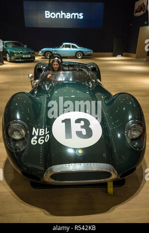 Londres, Royaume-Uni. 29 Nov, 2018. Un membre du personnel pose dans une Lister-Jaguar 1959 'dite nodulaire' 3.8-litre sports course à deux places (est. GBP2.2-2.8m). Aperçu de la vente de 'Fine Collectors' Motor Cars", Bonhams à New Bond Street. 30 véhicules seront mis en vente le 1er décembre. Crédit : Stephen Chung/Alamy Live News Banque D'Images