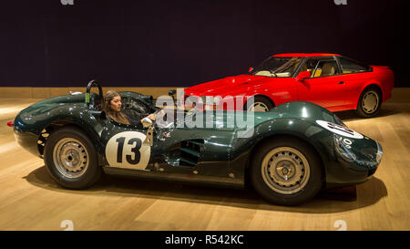 Londres, Royaume-Uni. 29 Nov, 2018. Un membre du personnel pose dans une Lister-Jaguar 1959 'dite nodulaire' 3.8-litre sports course à deux places (est. GBP2.2-2.8m). Aperçu de la vente de 'Fine Collectors' Motor Cars", Bonhams à New Bond Street. 30 véhicules seront mis en vente le 1er décembre. Crédit : Stephen Chung/Alamy Live News Banque D'Images