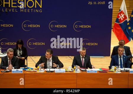 Bratislava, Slovaquie. 29 Nov, 2018. L-R Le Commissaire européen pour le budget et les ressources humaines Gunther Oettinger, Vice-président de la Commission européenne Maros Sefcovic, Premier ministre slovaque Peter Pellegrini et vice-Premier ministre slovaque Richard Rasi assister à une réunion des Amis de cohésion sociale groupe de 16 répétitions de nouveau et plus pauvres pays de l'UE, à Bratislava, Slovaquie, le 19 novembre 2018. Crédit : Martin/Mikula CTK Photo/Alamy Live News Banque D'Images