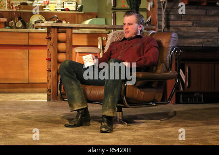 Londres, Royaume-Uni. 29 Nov 2018. True West - Photocall, Vaudeville Theatre, London, UK, 29 novembre 2018, photo de Richard Goldschmidt, Kit Harington (jeu des trônes) et Johnny Flynn (Beast, Genius) star en tant que frères en guerre Austin et Lee à l'extrémité ouest de Premiere, lauréat du prix Pulitzer, Sam Shepard est férocement drôle, modern classic, True West Credit : Riche Gold/Alamy Live News Banque D'Images