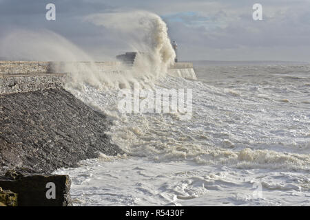 Porthcawl, au Pays de Galles. 29 novembre 2018. Les scènes dramatiques comme des ondes de tempête par Diana, smash sur le brise-lames et couvrir le phare, au port de Porthcawl, dans le sud du Pays de Galles. Banque D'Images