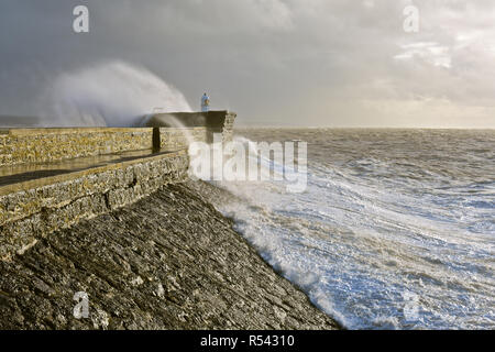 Porthcawl, au Pays de Galles. 29 novembre 2018. Les scènes dramatiques comme des ondes de tempête par Diana, smash sur le brise-lames et phare de port de Porthcawl, dans le sud du Pays de Galles. Banque D'Images