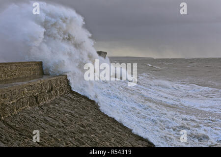 Porthcawl, au Pays de Galles. 29 novembre 2018. Les scènes dramatiques comme des ondes de tempête par Diana, smash sur le brise-lames et couvrir le phare, au port de Porthcawl, dans le sud du Pays de Galles. Banque D'Images