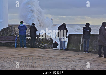 Porthcawl, au Pays de Galles. 29 novembre 2018. Les scènes dramatiques comme les gens se rassemblent pour regarder les vagues de tempête par Diana, smash sur le brise-lames du port de Porthcawl, dans le sud du Pays de Galles. Banque D'Images