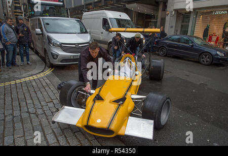 Bonhams, New Bond Street, London, UK. 29 novembre 2018. Jaguar historique les voitures de course arrivent à Bonhams au centre de Londres à côté d'autres voitures de course haute performance et voitures de route exceptionnelle. Faits saillants comprennent une Classe Le Mans Jaguar XJ-winning220C conduit par David Coulthard (£800 000), 2,200,000-2,Lister Jaguar dite nodulaire (£2,200,000-2,800 000). La vente a lieu le 1er décembre 2018. De droit : 1969 Cooper-Chevrolet T90 Formule A/5000 monoplace de course est poussé vers le bas New Bond Street dans Bonhams. Credit : Malcolm Park/Alamy Live News. Banque D'Images