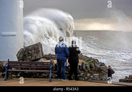 Porthcawl, au Pays de Galles. 29 Nov 2018. Météo France : Les vagues déferlent sur le mur du port à Porthcawl en Galles du Sud aujourd'hui que le Royaume-Uni batters Diana de tempête avec des vents violents et de fortes pluies. Credit : Phil Rees/Alamy Live News Banque D'Images