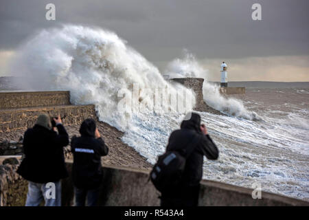 Porthcawl, au Pays de Galles. 29 Nov 2018. Météo France : Les vagues déferlent sur le mur du port à Porthcawl en Galles du Sud aujourd'hui que le Royaume-Uni batters Diana de tempête avec des vents violents et de fortes pluies. Credit : Phil Rees/Alamy Live News Banque D'Images