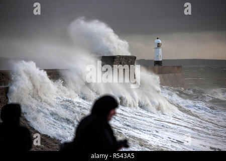 Porthcawl, au Pays de Galles. 29 Nov 2018. Météo France : Les vagues déferlent sur le mur du port à Porthcawl en Galles du Sud aujourd'hui que le Royaume-Uni batters Diana de tempête avec des vents violents et de fortes pluies. Credit : Phil Rees/Alamy Live News Banque D'Images