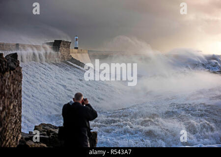 Porthcawl, au Pays de Galles. 29 Nov 2018. Météo France : Les vagues déferlent sur le mur du port à Porthcawl en Galles du Sud aujourd'hui que le Royaume-Uni batters Diana de tempête avec des vents violents et de fortes pluies. Credit : Phil Rees/Alamy Live News Banque D'Images