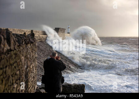 Porthcawl, au Pays de Galles. 29 Nov 2018. Météo France : Les vagues déferlent sur le mur du port à Porthcawl en Galles du Sud aujourd'hui que le Royaume-Uni batters Diana de tempête avec des vents violents et de fortes pluies. Credit : Phil Rees/Alamy Live News Banque D'Images