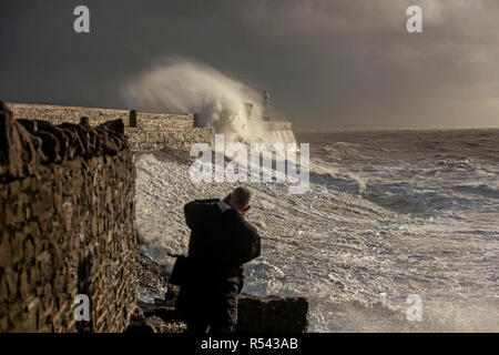 Porthcawl, au Pays de Galles. 29 Nov 2018. Météo France : Les vagues déferlent sur le mur du port à Porthcawl en Galles du Sud aujourd'hui que le Royaume-Uni batters Diana de tempête avec des vents violents et de fortes pluies. Credit : Phil Rees/Alamy Live News Banque D'Images