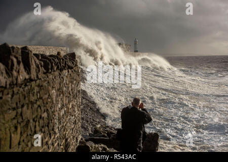 Porthcawl, au Pays de Galles. 29 Nov 2018. Météo France : Les vagues déferlent sur le mur du port à Porthcawl en Galles du Sud aujourd'hui que le Royaume-Uni batters Diana de tempête avec des vents violents et de fortes pluies. Credit : Phil Rees/Alamy Live News Banque D'Images