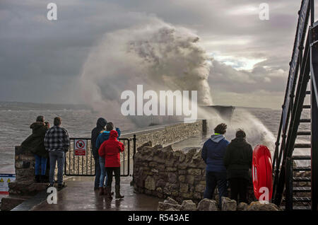 Porthcawl, au Pays de Galles. 29 Nov 2018. Météo France : Les vagues déferlent sur le mur du port à Porthcawl en Galles du Sud aujourd'hui que le Royaume-Uni batters Diana de tempête avec des vents violents et de fortes pluies. Credit : Phil Rees/Alamy Live News Banque D'Images