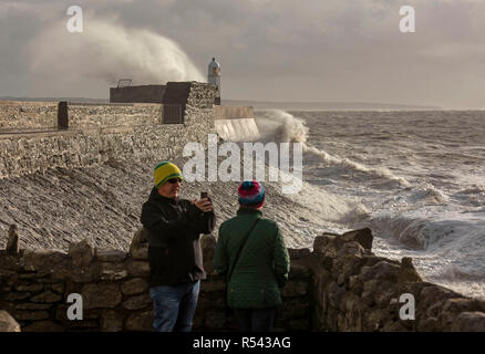 Porthcawl, au Pays de Galles. 29 Nov 2018. Météo France : Les vagues déferlent sur le mur du port à Porthcawl en Galles du Sud aujourd'hui que le Royaume-Uni batters Diana de tempête avec des vents violents et de fortes pluies. Credit : Phil Rees/Alamy Live News Banque D'Images