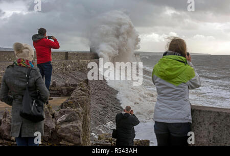 Porthcawl, au Pays de Galles. 29 Nov 2018. Météo France : Les vagues déferlent sur le mur du port à Porthcawl en Galles du Sud aujourd'hui que le Royaume-Uni batters Diana de tempête avec des vents violents et de fortes pluies. Credit : Phil Rees/Alamy Live News Banque D'Images