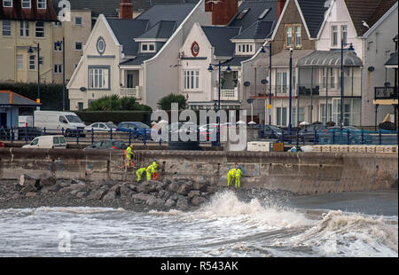 Porthcawl, au Pays de Galles. 29 Nov 2018. Météo France : la réparation des accidents le front de mur à Porthcawl en Galles du Sud aujourd'hui que le Royaume-Uni batters Diana de tempête avec des vents violents et de fortes pluies. Credit : Phil Rees/Alamy Live News Banque D'Images