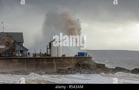 Porthcawl, au Pays de Galles. 29 Nov 2018. Météo France : Les vagues déferlent sur le mur du port à Porthcawl en Galles du Sud aujourd'hui que le Royaume-Uni batters Diana de tempête avec des vents violents et de fortes pluies. Credit : Phil Rees/Alamy Live News Banque D'Images