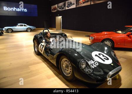 Londres, Royaume-Uni. 29 Novembre 2018 : un membre du personnel pose avec une 1959 'Lister' 3,8 litre dite nodulaire course sport deux places estimation £2 200 000 - 2 800 000 € à la presse aperçu de la Vente Bonhams. Credit : claire doherty/Alamy Live News Banque D'Images