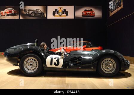 Londres, Royaume-Uni. 29 Novembre 2018 : un membre du personnel pose avec une 1959 'Lister' 3,8 litre dite nodulaire course sport deux places estimation £2 200 000 - 2 800 000 € à la presse aperçu de la Vente Bonhams. Credit : claire doherty/Alamy Live News Banque D'Images