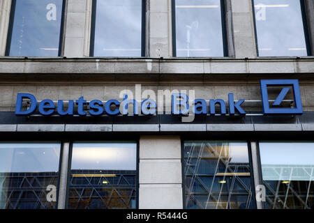 Bruxelles, Belgique. 29 Nov, 2018. Vue extérieure de la Deutsche Bank. Un important contingent de chercheurs ont fouillé le siège de la plus grande chambre de l'argent allemand à Francfort. Le soupçon : Les employés du groupe aidé les clients à configurer soi-disant sociétés offshore dans les paradis fiscaux et le blanchiment d'argent d'activités criminelles. Credit : ALEXANDROS MICHAILIDIS/Alamy Live News Banque D'Images