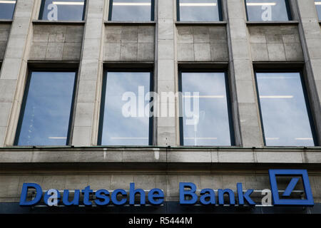 Bruxelles, Belgique. 29 Nov, 2018. Vue extérieure de la Deutsche Bank. Un important contingent de chercheurs ont fouillé le siège de la plus grande chambre de l'argent allemand à Francfort. Le soupçon : Les employés du groupe aidé les clients à configurer soi-disant sociétés offshore dans les paradis fiscaux et le blanchiment d'argent d'activités criminelles. Credit : ALEXANDROS MICHAILIDIS/Alamy Live News Banque D'Images