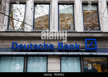 Bruxelles, Belgique. 29 Nov, 2018. Vue extérieure de la Deutsche Bank. Un important contingent de chercheurs ont fouillé le siège de la plus grande chambre de l'argent allemand à Francfort. Le soupçon : Les employés du groupe aidé les clients à configurer soi-disant sociétés offshore dans les paradis fiscaux et le blanchiment d'argent d'activités criminelles. Credit : ALEXANDROS MICHAILIDIS/Alamy Live News Banque D'Images