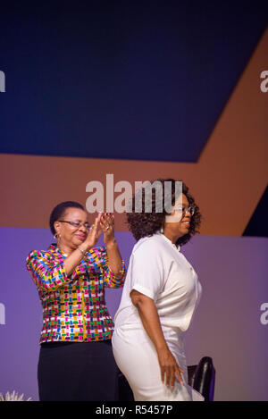 Soweto, Afrique du Sud, le 29 novembre, 2018. Graça Machel maline comme Oprah Winfrey arrive à parler à Is'thunzi (Sabafazi la dignité de la femme), un événement pour honorer l'héritage de Nelson Mandela lors de son 100e anniversaire. Credit : Eva-Lotta Jansson/Alamy Live News Banque D'Images