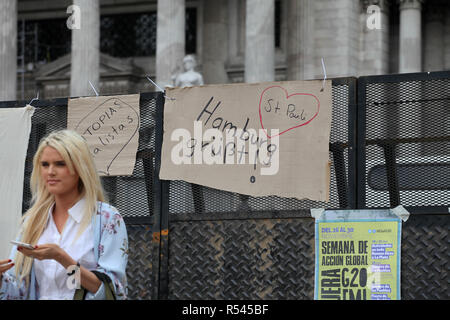 29 novembre 2018, l'ARGENTINE, Buenos Aires : 'accueille Hambourg', est écrit sur un poster accroché en face du congrès à Buenos Aires. À partir de 30.11. au 01.12.2018 Le sommet du G20 aura lieu à Buenos Aires. Lorsque le sommet du G20 a eu lieu à Hambourg en 2017, les barricades étaient en feu, des magasins ont été pillés, il y a eu de nombreuses arrestations. Photo : Claudio Santisteban/dpa Banque D'Images