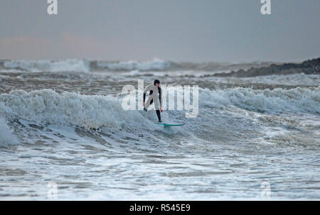 Swansea, Royaume-Uni. 29 Nov, 2018. Météo France : un internaute exploite au maximum les courbes à Langland Bay près de Swansea cet après-midi que Storm Diana batters le Royaume-Uni avec les vents violents et les fortes pluies. Credit : Phil Rees/Alamy Live News Banque D'Images