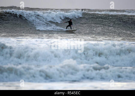 Swansea, Royaume-Uni. 29 Nov, 2018. Météo France : un internaute exploite au maximum les courbes à Langland Bay près de Swansea cet après-midi que Storm Diana batters le Royaume-Uni avec les vents violents et les fortes pluies. Credit : Phil Rees/Alamy Live News Banque D'Images