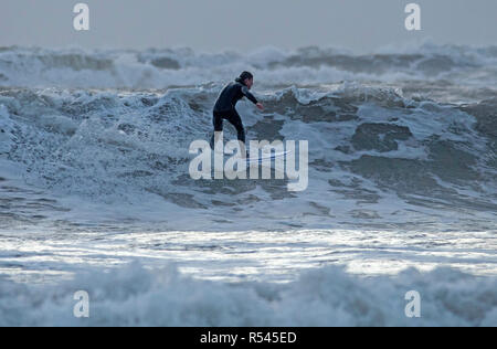 Swansea, Royaume-Uni. 29 Nov, 2018. Météo France : un internaute exploite au maximum les courbes à Langland Bay près de Swansea cet après-midi que Storm Diana batters le Royaume-Uni avec les vents violents et les fortes pluies. Credit : Phil Rees/Alamy Live News Banque D'Images