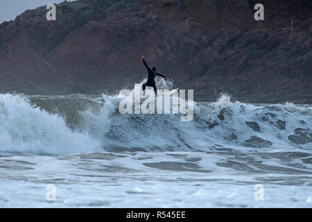 Swansea, Royaume-Uni. 29 Nov, 2018. Météo France : un internaute exploite au maximum les courbes à Langland Bay près de Swansea cet après-midi que Storm Diana batters le Royaume-Uni avec les vents violents et les fortes pluies. Credit : Phil Rees/Alamy Live News Banque D'Images