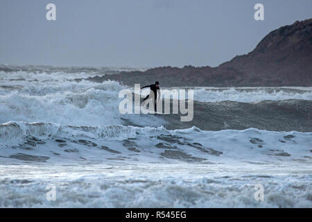 Swansea, Royaume-Uni. 29 Nov, 2018. Météo France : un internaute exploite au maximum les courbes à Langland Bay près de Swansea cet après-midi que Storm Diana batters le Royaume-Uni avec les vents violents et les fortes pluies. Credit : Phil Rees/Alamy Live News Banque D'Images