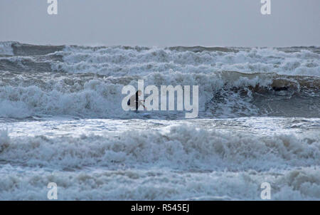 Swansea, Royaume-Uni. 29 Nov, 2018. Météo France : un internaute exploite au maximum les courbes à Langland Bay près de Swansea cet après-midi que Storm Diana batters le Royaume-Uni avec les vents violents et les fortes pluies. Credit : Phil Rees/Alamy Live News Banque D'Images