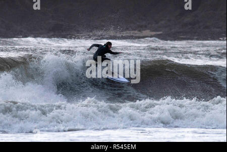 Swansea, Royaume-Uni. 29 Nov, 2018. Météo France : un internaute exploite au maximum les courbes à Langland Bay près de Swansea cet après-midi que Storm Diana batters le Royaume-Uni avec les vents violents et les fortes pluies. Credit : Phil Rees/Alamy Live News Banque D'Images