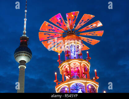 Berlin, Allemagne. 29 Nov, 2018. Les couleurs traditionnelles Pyramiden Treff ou lieu de rencontre pyramide contraste avec la tour de télévision ou Telecafè au Marché de Noël qui s'est tenue à l'Alexanderplatz à Berlin, Allemagne. Credit : Iain Masterton/Alamy Live News Banque D'Images