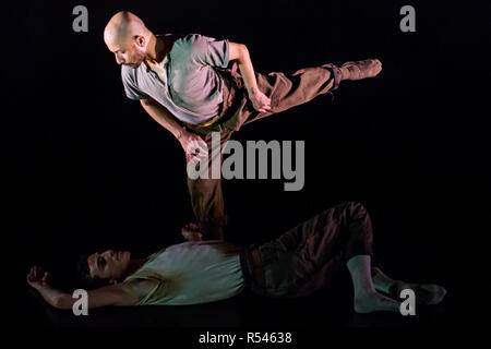 Londres, Royaume-Uni. 29 Nov 2018. Victor Callens et Mavin Khoo effectuer - Homme à Monk : Partie 1, l'homme par Mavin Khoo à Lilian Baylis Studio, Sadlers Wells. Les danseurs Bharatanatyam pièce, reçoit sa première mondiale. Chorégraphié par Carlos Pons Guerra, la production de graphiques, les parcours entre les émotions humaines de base, les attentes sociétales et transcendance spirituelle. Dépeignant les tribulations et vécu avec les émotions du désir brut, la possession et le rejet. Crédit : Guy Bell/Alamy Live News Banque D'Images