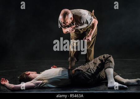 Londres, Royaume-Uni. 29 Nov 2018. Victor Callens et Mavin Khoo effectuer - Homme à Monk : Partie 1, l'homme par Mavin Khoo à Lilian Baylis Studio, Sadlers Wells. Les danseurs Bharatanatyam pièce, reçoit sa première mondiale. Chorégraphié par Carlos Pons Guerra, la production de graphiques, les parcours entre les émotions humaines de base, les attentes sociétales et transcendance spirituelle. Dépeignant les tribulations et vécu avec les émotions du désir brut, la possession et le rejet. Crédit : Guy Bell/Alamy Live News Banque D'Images